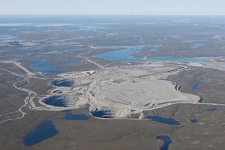 Territórios do noroeste que eram campos de caça se transformaram em importantes áreas de extração de diamantes. A primeira mina abriu em 1998. O país mantém quatro minas, sendo que três delas ficam nessa região. A maior produtora é a Dominion Diamond Mines.
