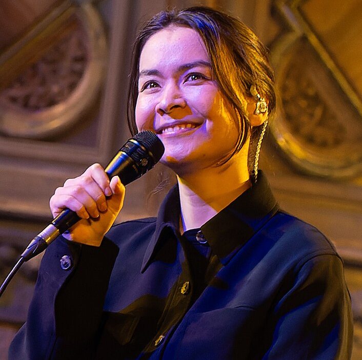 A cantora americana Mitski tambÃ©m acolheu Roan, dizendo que ela agora faz parte do "clube onde desconhecidos acreditam que vocÃª lhes pertence e passam a perseguir seus familiares."-wikimedia commons Raph_PH
