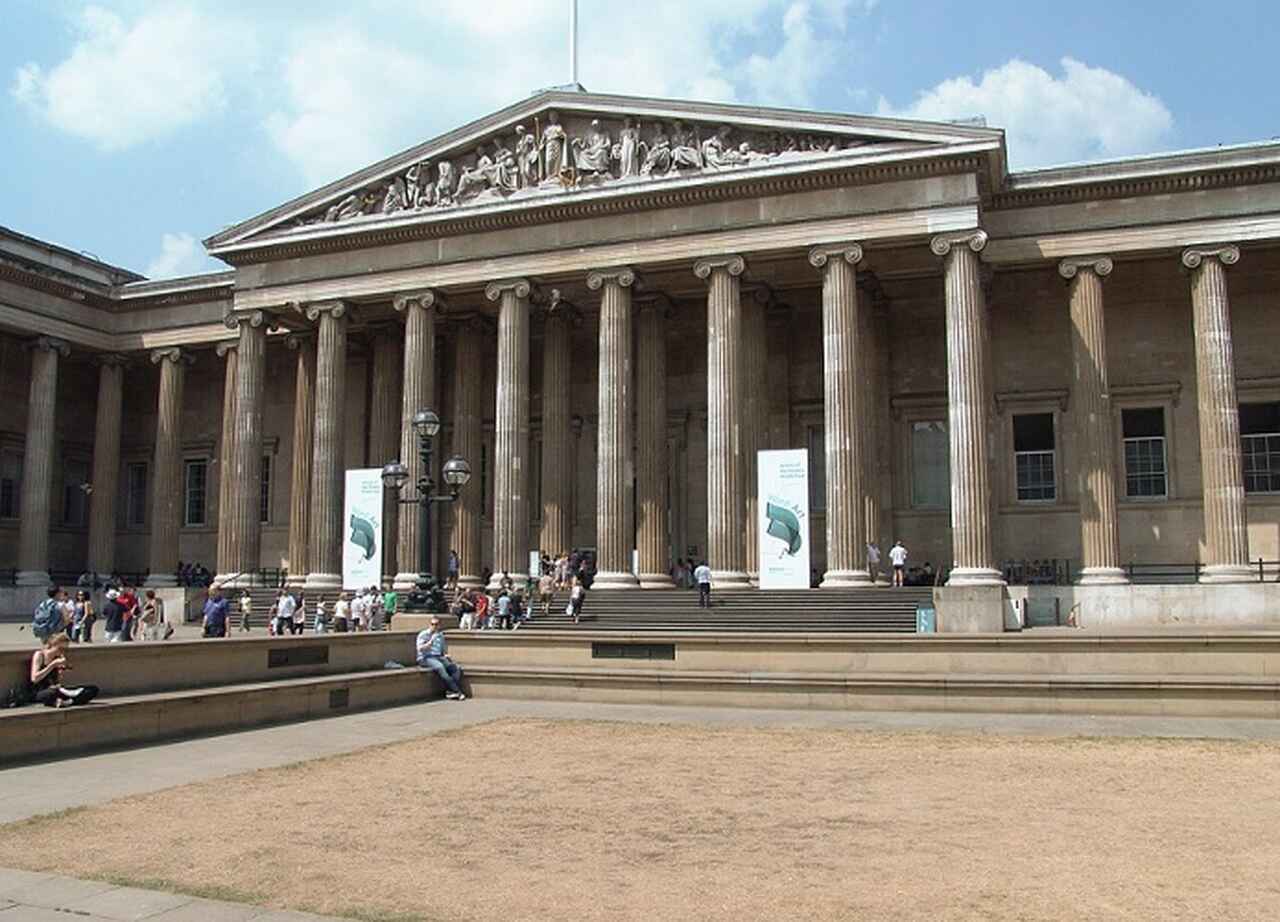Museu Britânico (British Museum) - Descrição: Fundado em 1753, o Museu Britânico abriga uma das maiores e mais importantes coleções de arte e antiguidades do mundo, incluindo a Pedra de Roseta e os Mármores de Elgin - Localização: Bloomsbury - Referências Históricas: O museu foi criado para abrigar a coleção do cientista Hans Sloane e desde então se expandiu significativamente-Tilman2007/Wikimedia Commons