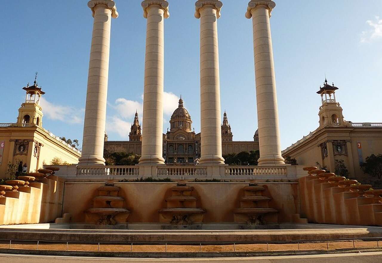 Montjuïc - Montjuïc é uma montanha com vista para Barcelona, famosa por suas atrações culturais e esportivas. O local abrigou a Exposição Internacional de 1929 e os Jogos Olímpicos de 1992. Entre suas atrações estão o Castelo de Montjuïc e o Museu Nacional de Arte da Catalunha.