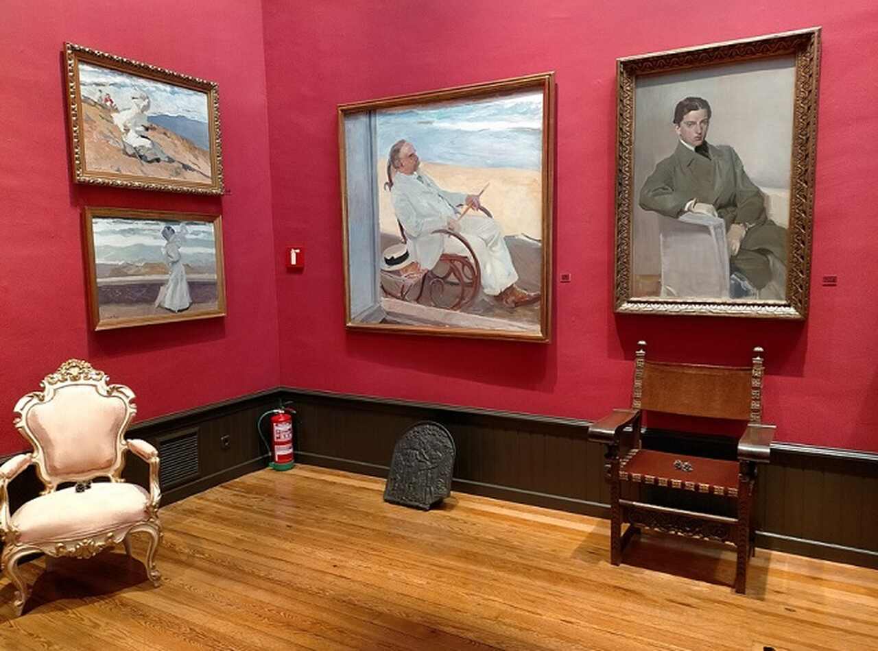 Museu Sorolla - Dedicado ao pintor espanhol Joaquín Sorolla, este museu está localizado na antiga casa do artista e foi inaugurado em 1932. A coleção inclui muitas de suas obras de arte mais famosas, bem como móveis e objetos pessoais, oferecendo uma visão de sua vida e obra.