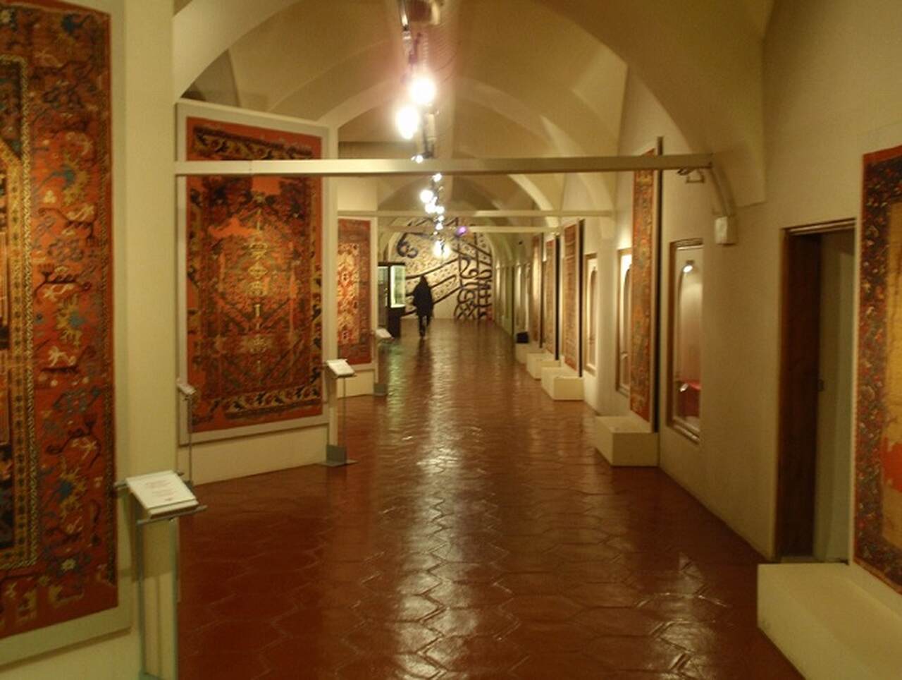 Museu de Arte Turca e IslÃ¢mica (TÃŒrk ve ?slam Eserleri MÃŒzesi) - Inaugurado em 1914, o museu estÃ¡ localizado no PalÃ¡cio de Ibrahim Pasha e abriga uma vasta coleÃ§Ã£o de arte islÃ¢mica, incluindo cerÃ¢micas, manuscritos e tapetes. O edifÃ­cio data do sÃ©culo XVI.

