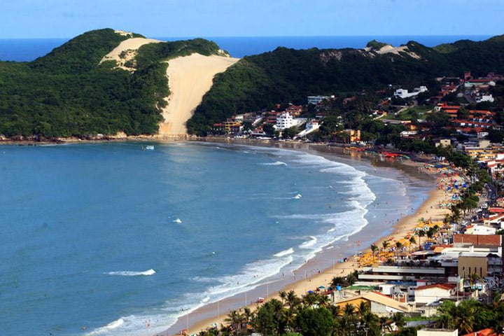 6º lugar: Natal (RN) - Conhecida por suas paisagens naturais, como dunas, falésias e praias paradisíacas, além do famoso Morro do Careca e o Forte dos Reis Magos. Destaca-se nos setores de serviços, turismo e indústria. A capital potiguar também sedia a Barreira do Inferno, primeira base de lançamento de foguetes da América do Sul, o que lhe rendeu o apelido de "Capital Espacial do Brasil".