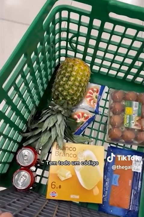"Outro dia acabei indo ao supermercado nesse horário, mas foi pura coincidência. Queria realmente comprar um abacaxi, mas fiquei com receio e acabei não levando porque tinha muita gente jovem naquele corredor", contou a brasileira Jennyffer Moreira à BBC.