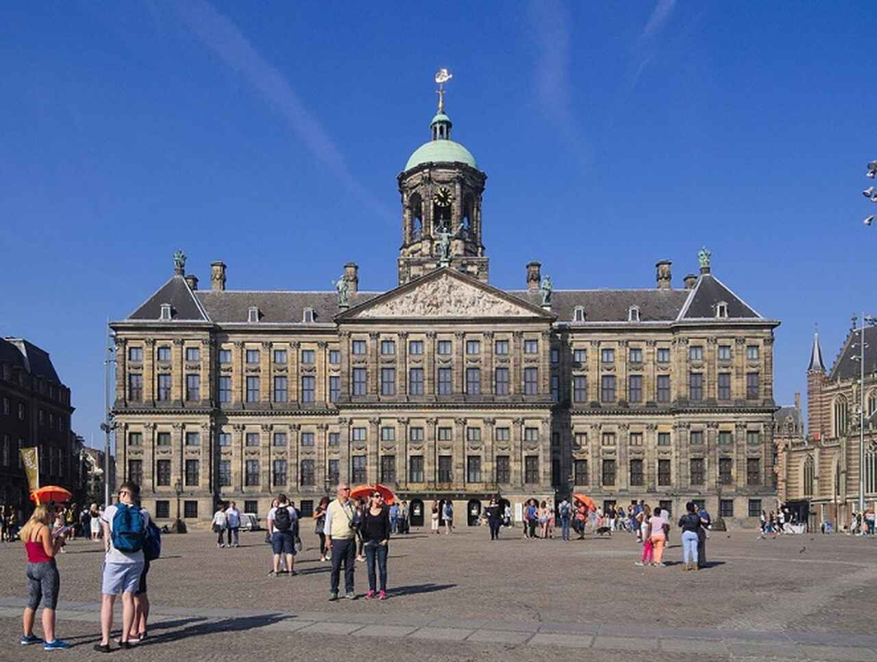 Palácio Real (Koninklijk Paleis) - Descrição: Construído entre 1648 e 1665, este edifício neoclássico é uma antiga prefeitura transformada em residência real. Hoje, o palácio é usado para recepções reais e eventos oficiais - Localização: Praça Dam (Dam Square) - Referências Históricas: O palácio foi projetado por Jacob van Campen durante a época do domínio do prefeito Cornelis de Graeff

 - C messier/Wikimedia Commons