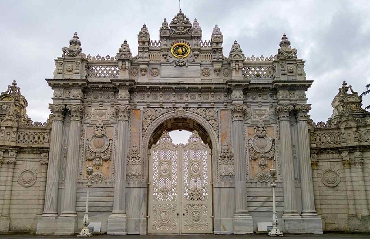 Palácio Dolmabahçe - Concluído em 1856, o Palácio Dolmabahçe foi a principal residência dos sultões otomanos no final do Império. Combina estilos arquitetônicos otomano, barroco, rococó e neoclássico, sendo um dos palácios mais luxuosos do mundo.