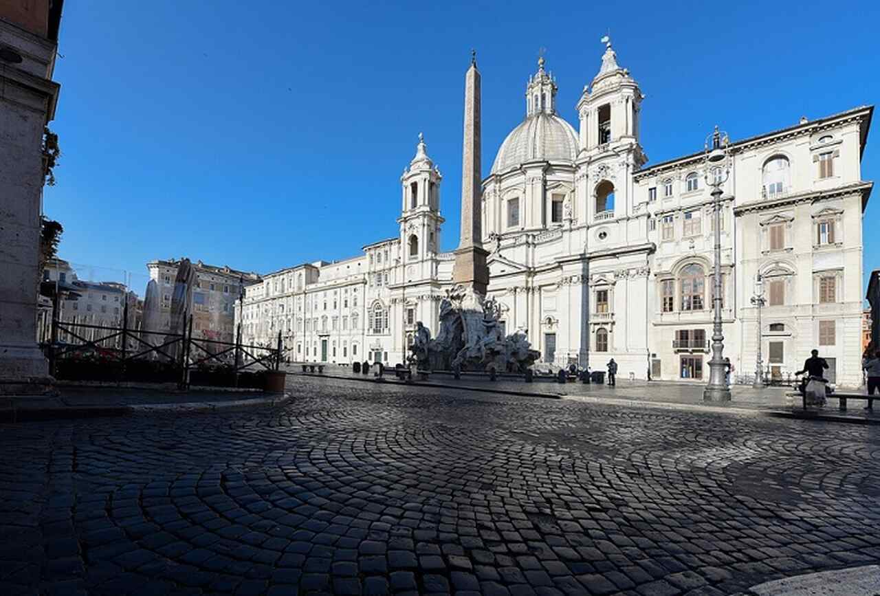 Piazza Navona (século I d.C.): Construída sobre o estádio de Domiciano, a praça é adornada por fontes barrocas, incluindo a Fonte dos Quatro Rios de Bernini-Meshari Alawfi/Wikimedia Commons