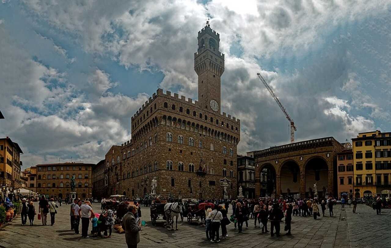 Piazza della Signoria (século XIII): O centro político de Florença, cercada por estátuas famosas como uma cópia do Davi de Michelangelo e a Fonte de Netuno