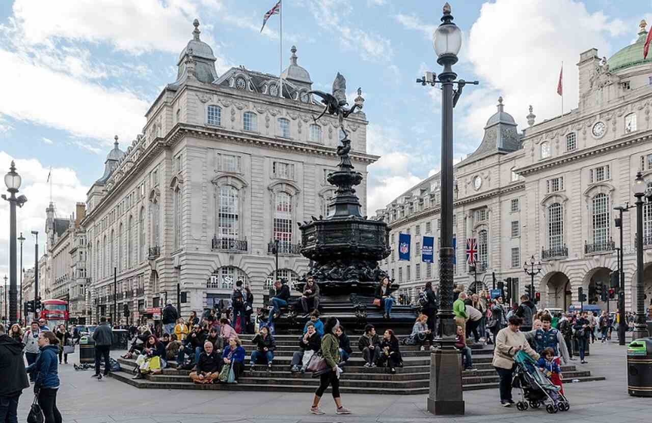 Piccadilly Circus - Descrição: Um dos cruzamentos mais movimentados de Londres, Piccadilly Circus é conhecido por seus letreiros de néon e pela estátua de Eros. Fundado em 1819, é um marco cultural no coração da cidade - Localização: West End - Referências Históricas: Tradicionalmente um local de encontro e entretenimento, Piccadilly Circus está perto de teatros, cinemas e lojas

-Dietmar Rabich/Wikimedia Commons