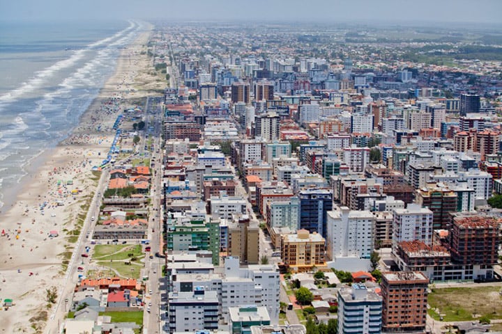 Rio Grande do Sul: Bah (interjeição de admiração); Tchê (saudação); Arrecém (há pouco); Atucanado (preocupado); Bucha (difícil); guri/guria (menino/menina); Peleia (briga); Talagaço (de uma vez só); Trova (mentira).