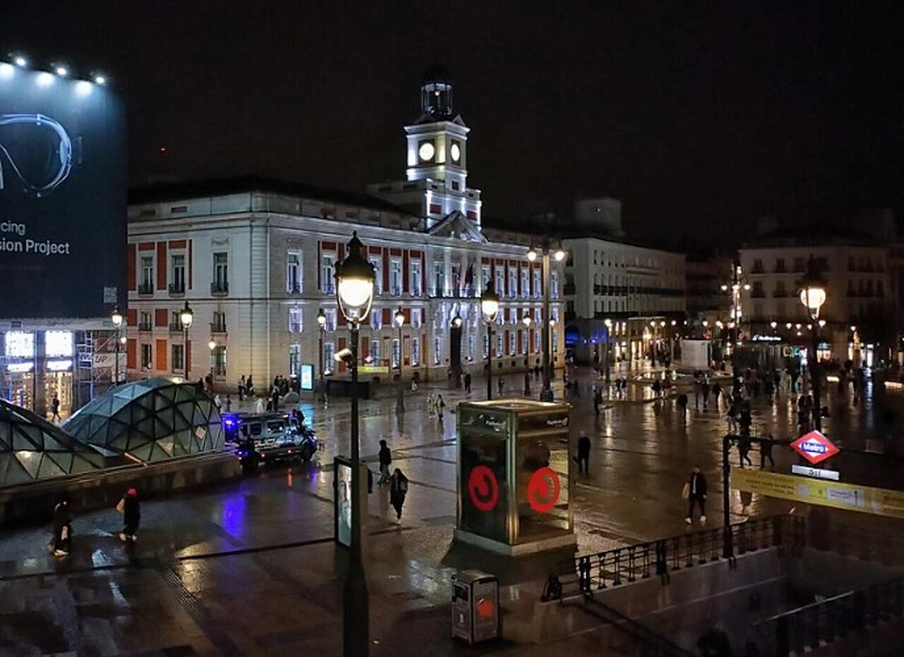 Puerta del Sol - A Puerta del Sol Ã© uma das praÃ§as mais icÃŽnicas de Madrid, conhecida como o quilÃŽmetro zero das estradas radiais da Espanha. Ã? um ponto de encontro popular e abriga o famoso relÃ³gio da Casa de Correos, que marca a contagem regressiva para o Ano Novo.