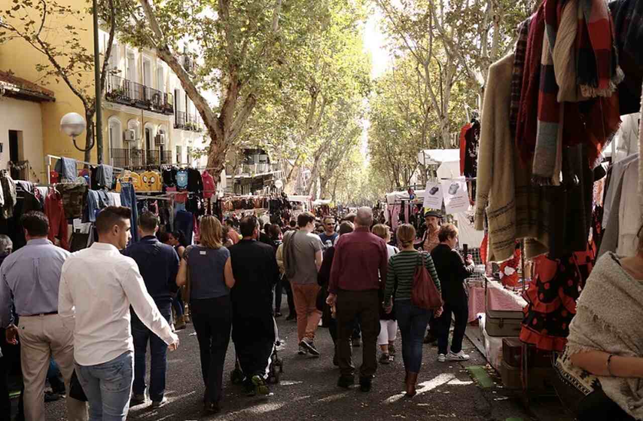 Rastro de Madrid - El Rastro Ã© o mercado de rua mais famoso de Madrid, realizado todos os domingos desde o sÃ©culo XVIII no bairro de La Latina. Ã? conhecido por sua variedade de produtos, desde antiguidades e roupas atÃ© obras de arte.