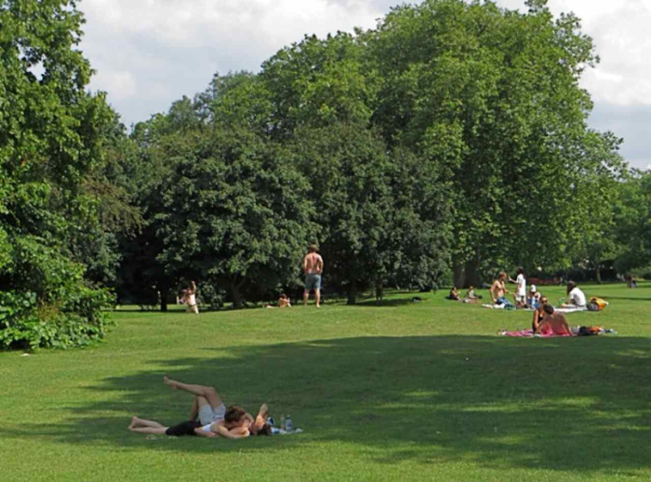 Regent's Park - Descrição: Um dos parques reais de Londres, criado pelo arquiteto John Nash no início do século XIX, é conhecido por seus belos jardins, o Zoológico de Londres e o Open Air Theatre - Localização: Norte de Londres - Referências Históricas: Originalmente planejado como um local de residência para a realeza, o parque é hoje um espaço público amado-Paul Harrop/Wikimedia Commons