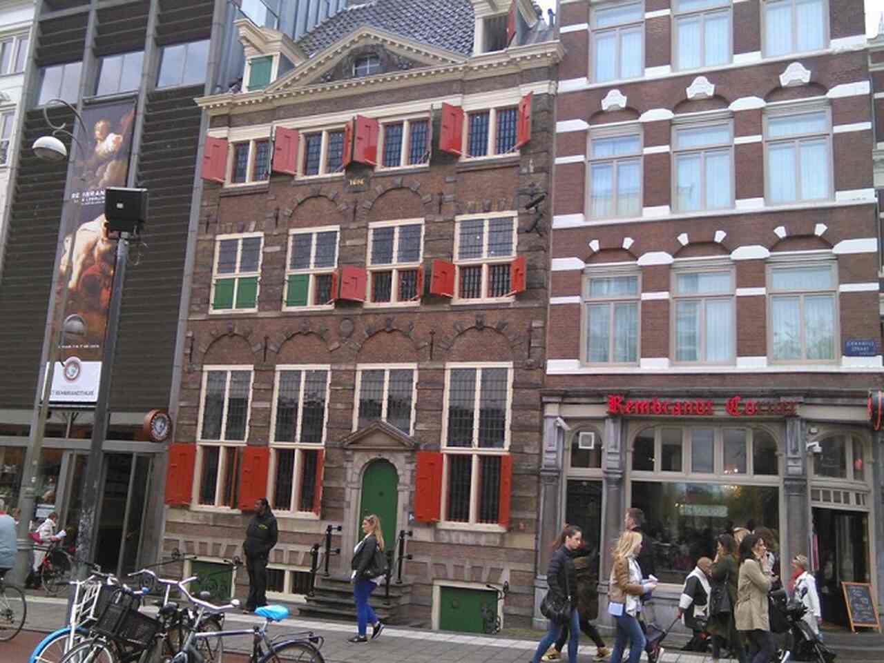 O Museu Rembrandt, inaugurado em 1906 na antiga residência do artista na capital holandesa Amsterdã, preserva obras do artista e de seus pupilos, além de cômodos originais, incluindo seu atelier. 
