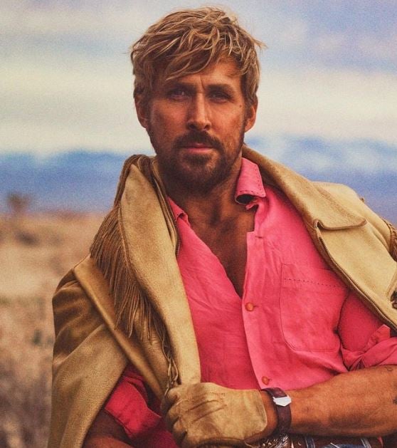 Além de ator, Ryan Gosling também é músico e chegou a ter uma banda chamada “Dead Man’s Bones”, que ele formou em 2009. O grupo lançou, no mesmo ano, seu único álbum, que leva o mesmo título e conta com canções que trazem influências de rock gótico, folk e blues.
