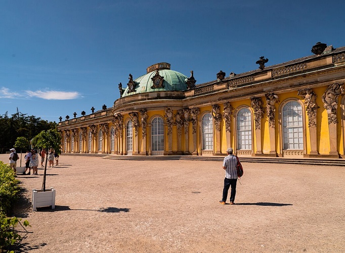 PalÃ¡cio e Parque Sanssouci (Schloss Sanssouci) - DescriÃ§Ã£o: Localizado em Potsdam, prÃ³ximo a Berlim, o PalÃ¡cio Sanssouci foi construÃ­do em 1745 como residÃªncia de verÃ£o do rei prussiano Frederico, o Grande. O palÃ¡cio e seus jardins sÃ£o um exemplo do rococÃ³ - LocalizaÃ§Ã£o: Potsdam - ReferÃªncias HistÃ³ricas: Conhecido como o "Versalhes de Berlim", Sanssouci foi um refÃºgio para o rei e Ã© PatrimÃŽnio Mundial da UNESCO