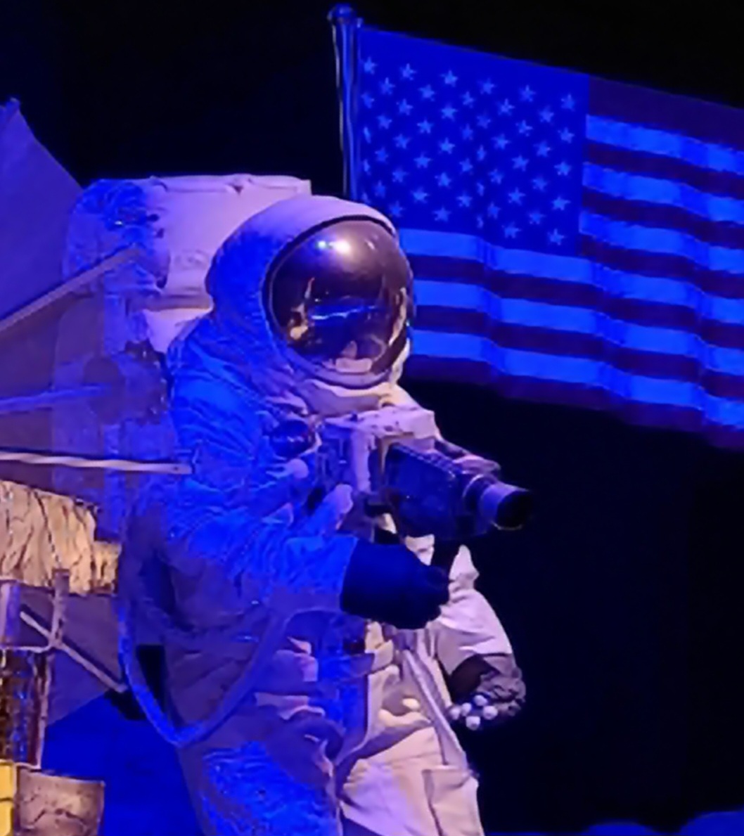 Uma das maiores atrações é um simulador que reproduz a decolagem para a lua, um marco na história da corrida espacial.
-Mônica Sá 