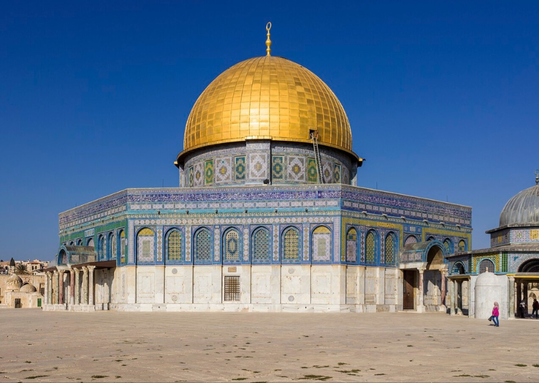 Domo da Rocha (Jerusalém, Israel) -  Esta cúpula dourada é um dos símbolos mais icônicos de Jerusalém e do Islã. Sua decoração elaborada e mosaicos internos, além de sua importância religiosa, a tornam um marco visual e espiritual.