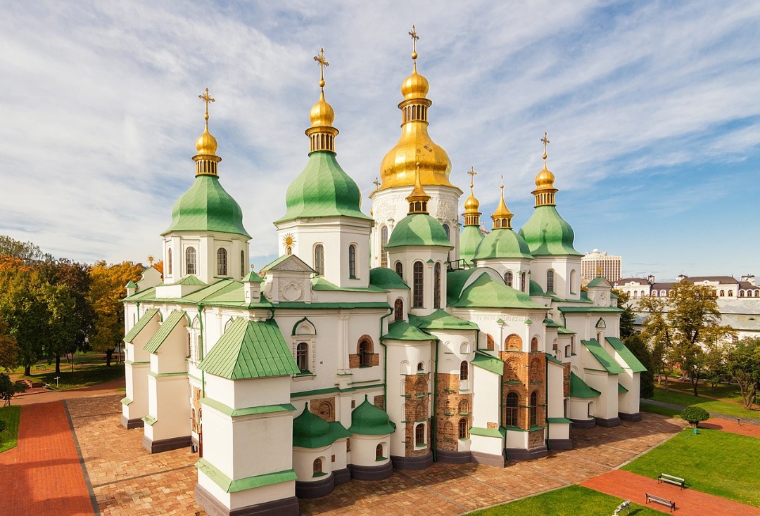 Catedral de Santa Sofia (Kiev, Ucrânia) - Com suas cúpulas douradas e arquitetura que combina influências bizantinas e eslavas, esta catedral é um monumento importante na história religiosa e cultural da Ucrânia.