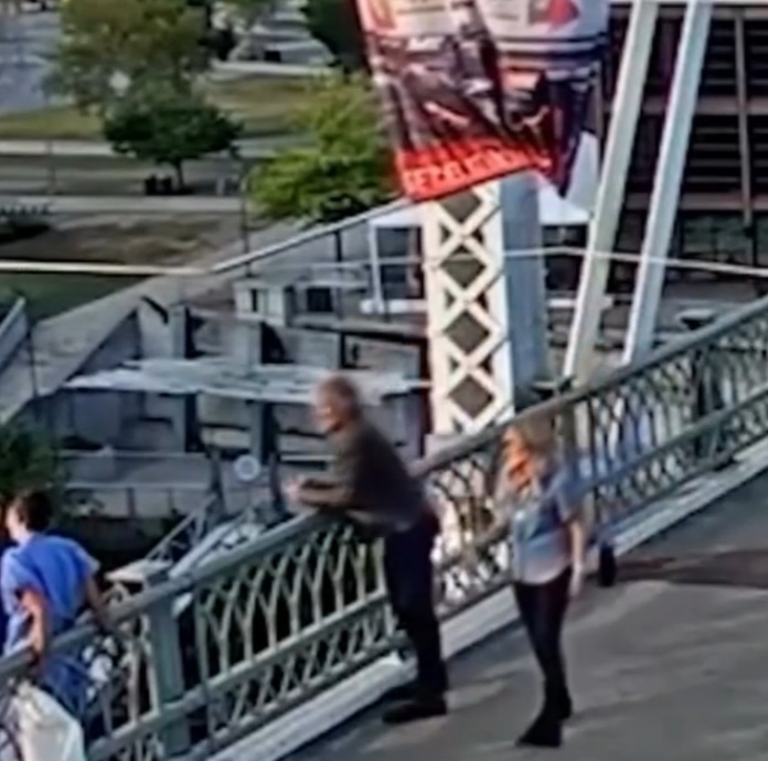 O renomado artista estava no meio da gravação de um clipe no local quando avistou a mulher, que já estava do lado de fora da proteção da ponte.