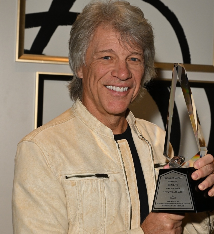 Além de sua carreira musical, Jon Bon Jovi também se aventurou na atuação, aparecendo em filmes como 