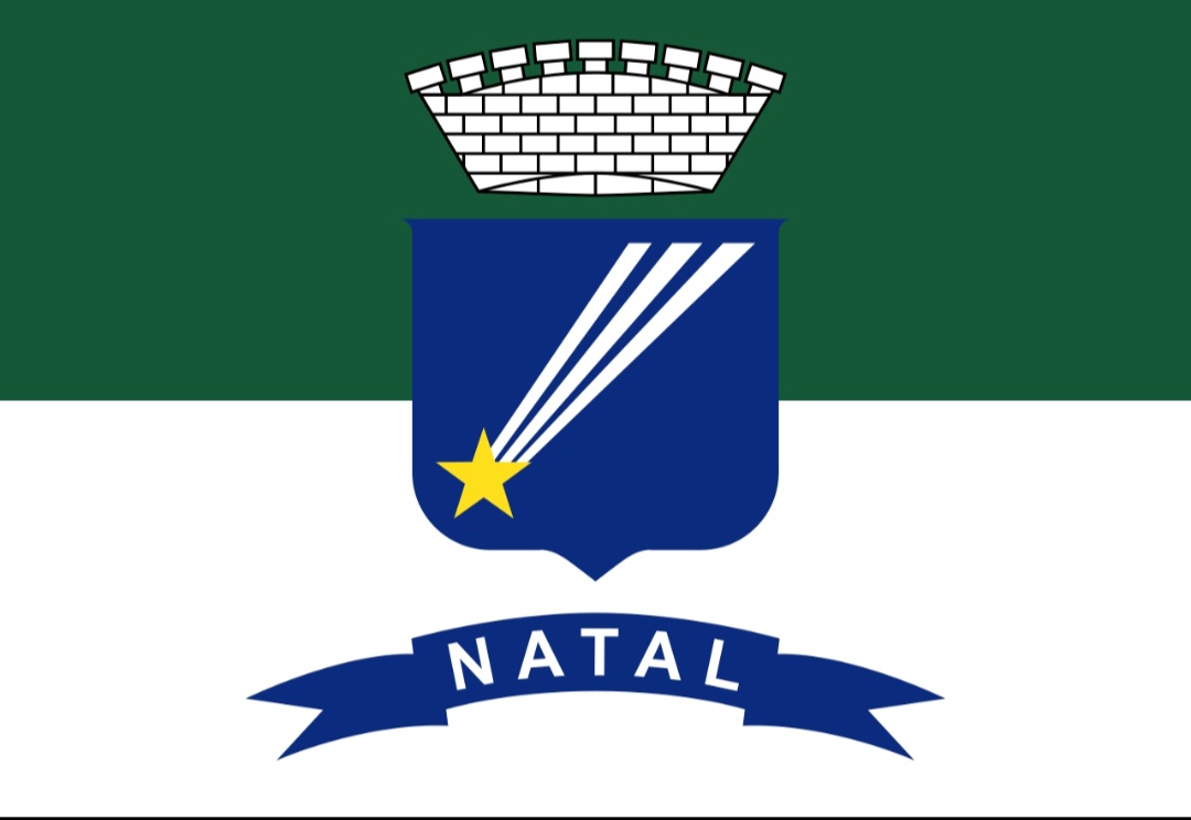 O brasão de armas na bandeira de Natal, Rio Grande do Norte, é usado no timbre dos papéis oficiais, enquanto a bandeira é hasteada, juntamente com o Pavilhão Nacional, na fachada do Palácio Felipe Camarão, sede da Prefeitura da cidade.-Domínio público 