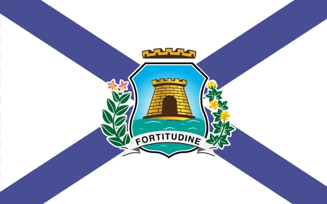 A bandeira de Fortaleza consiste em um retângulo, composto de um campo branco sobreposto por uma Cruz de Santo André. O azul é igual ao da bandeira nacional, bem como as proporções do pavilhão. No centro, encontra-se o brasão municipal, concebido por Tristão de Alencar Araripe. -Domínio público 