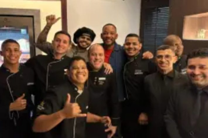 Will smith com funcionários do restaurante Giuseppe Grill Leblon - Reprodução/Redes Sociais
