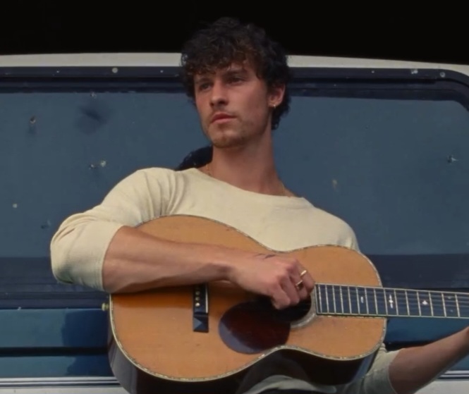 Aos 14 anos, aprendeu violão assistindo a vídeos na internet e começou a gravar suas primeiras interpretações. Sua virada aconteceu em 2013, quando publicou no Vine um cover de “As Long As You Love Me”, de Justin Bieber. Em poucas horas, o vídeo se espalhou e atraiu milhares de novos seguidores.