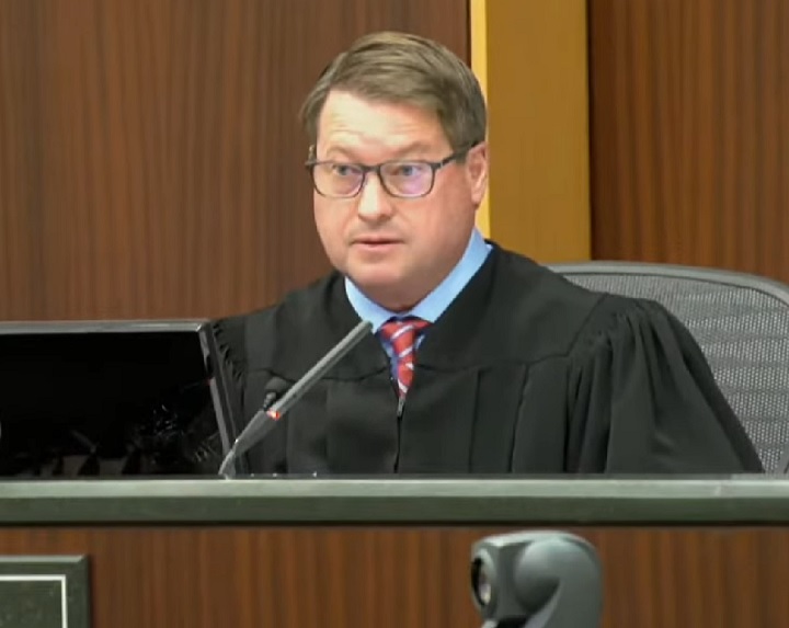 A defesa de Wilson argumentou que ele possui uma "mente doentia" e vício em drogas, pedindo um novo julgamento ou absolvição. No entanto, o juiz negou o pedido, afirmando que as evidências eram claras e condenatórias.