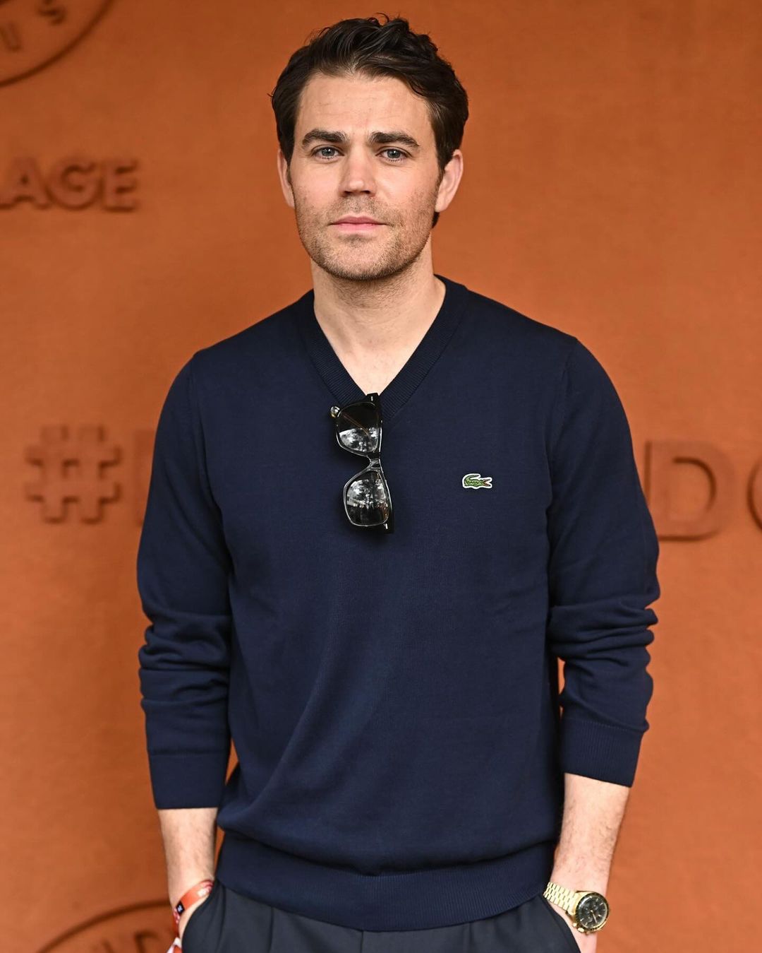 O ator americano Paul Wesley, nascido em New Brunswick, em 1982, se chama Pawe? Tomasz Wasilewski. Ele achou que seu nome de nascimento era difÃ­cil de pronunciar e, com a permissÃ£o de sua famÃ­lia, mudou para â??Paul Wesleyâ? em 2005.