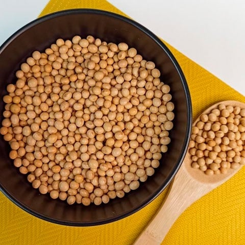 Rica em proteínas e vitaminas, a soja é muitas vezes apontada como um possível substituto da carne para veganos e vegetarianos. 