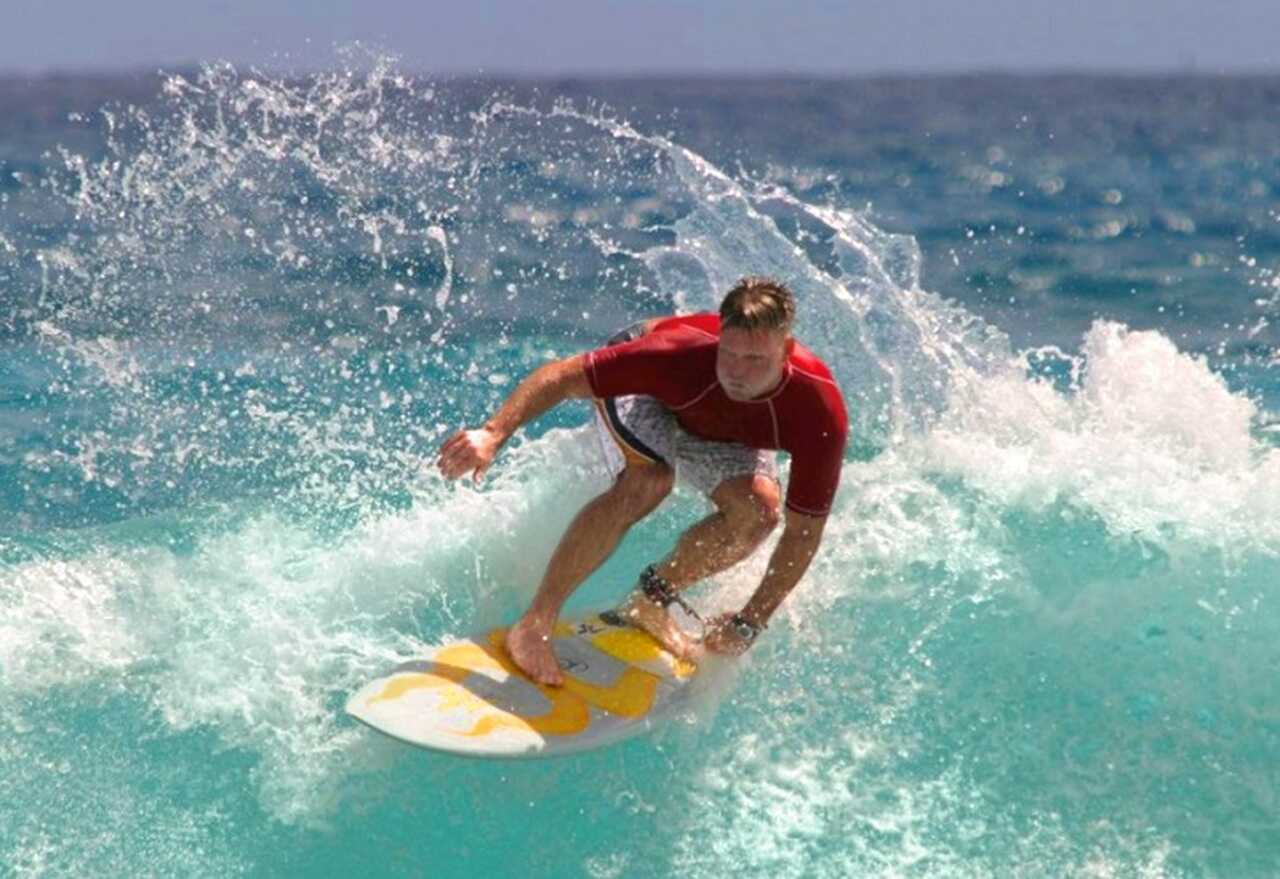 Estados Unidos - Skydiving, surfe e escalada são destaques. O Havaí atrai surfistas de todo o mundo. Esqui e snowboard são populares nas Montanhas Rochosas.