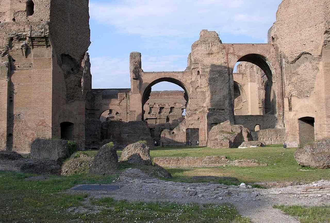 Termas de Caracala (212-217 d.C.): Um dos maiores complexos termais do Império Romano, usadas para banhos públicos e lazer social-Vyacheslav Argenberg/Wikimedia Commons