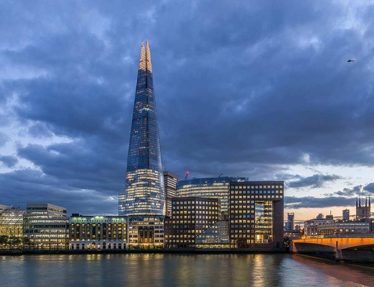 The Shard - Descrição: Concluído em 2012, The Shard é o edifício mais alto do Reino Unido, com 310 metros de altura. Ele oferece vistas deslumbrantes de Londres de seu mirante nos andares superiores - Localização: Southwark - Referências Históricas: Projetado por Renzo Piano, o edifício é um símbolo da Londres moderna e de sua arquitetura arrojada-