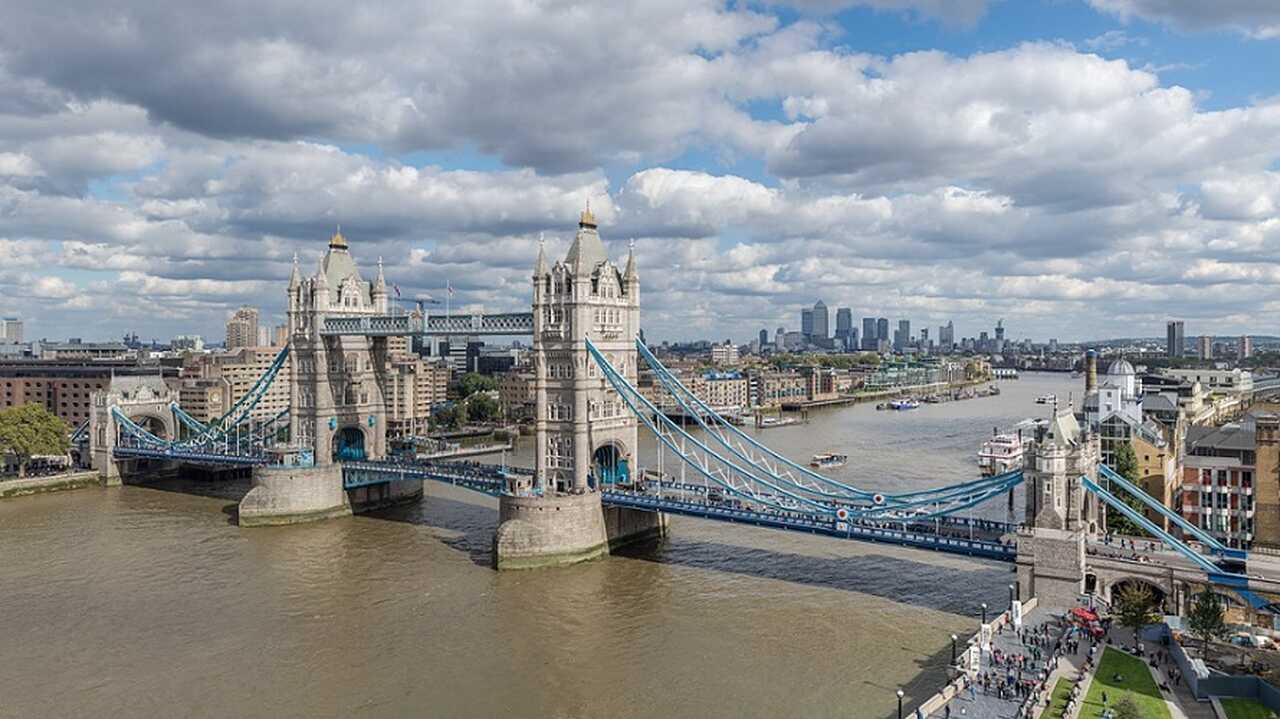 Torre de Londres e Ponte da Torre (Tower Bridge) - Descrição: A Tower Bridge, inaugurada em 1894, é uma das pontes mais reconhecidas do mundo, com sua estrutura neogótica e passarela superior. Muitas vezes confundida com a Ponte de Londres, é um ícone de Londres - Localização: Próxima à Torre de Londres - Referências Históricas: A ponte foi construída para aliviar o tráfego da London Bridge e é um exemplo de engenharia vitoriana-Colin/Wikimedia Commons
