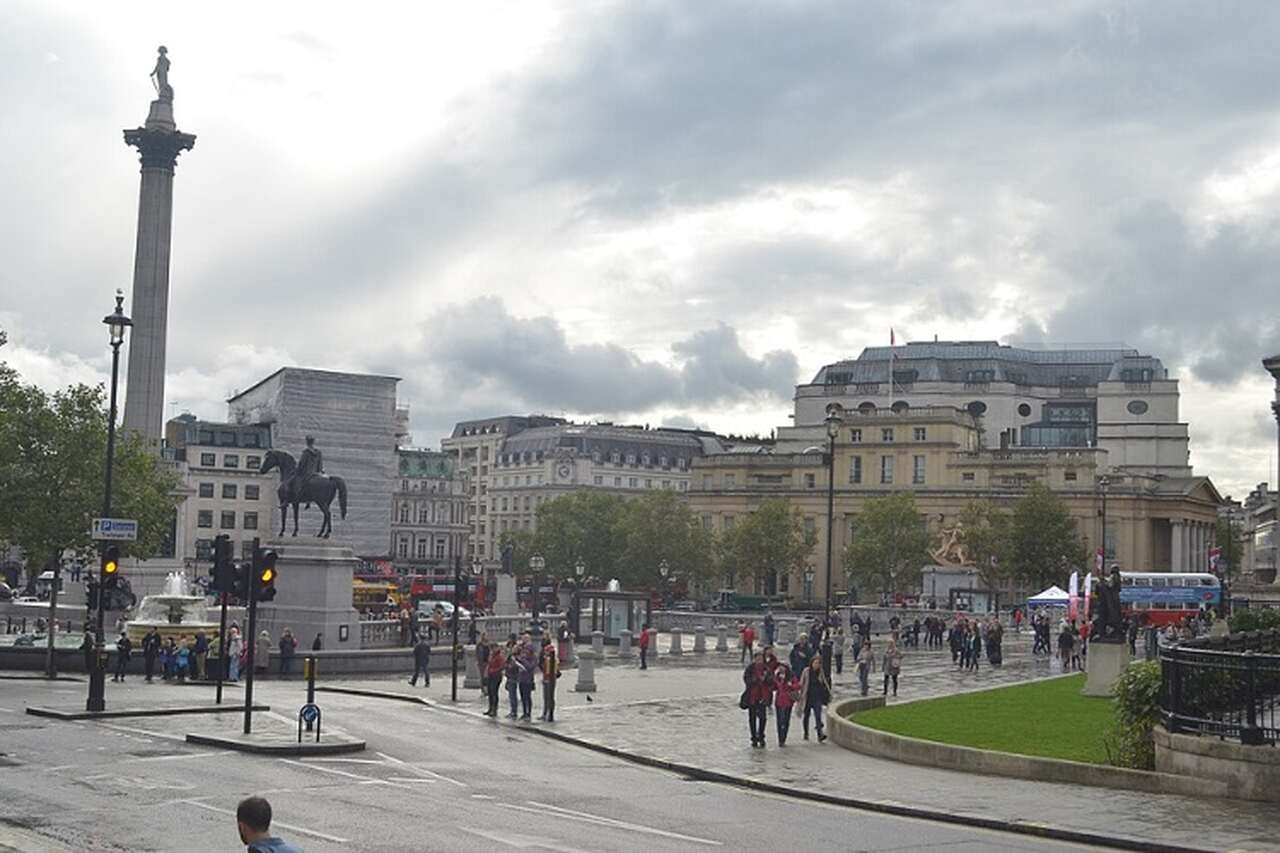Trafalgar Square - Descrição: Criada para comemorar a vitória naval britânica na Batalha de Trafalgar em 1805, a praça é dominada pela Coluna de Nelson e é um importante ponto de encontro no coração de Londres - Localização: Westminster - Referências Históricas: A praça tem sido o centro de muitos eventos e manifestações ao longo da história-Ana Raquel S. Hernandes/Wikimedia Commons