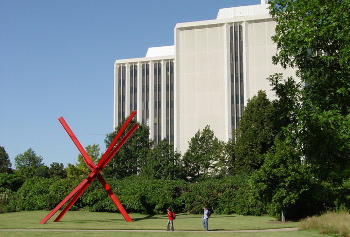 Ele estudou na Universidade de Nebraska e depois fez um mestrado em Economia na Columbia Business School, onde foi influenciado pelo investidor Benjamin Graham, conhecido como o pai do "investimento em valor".