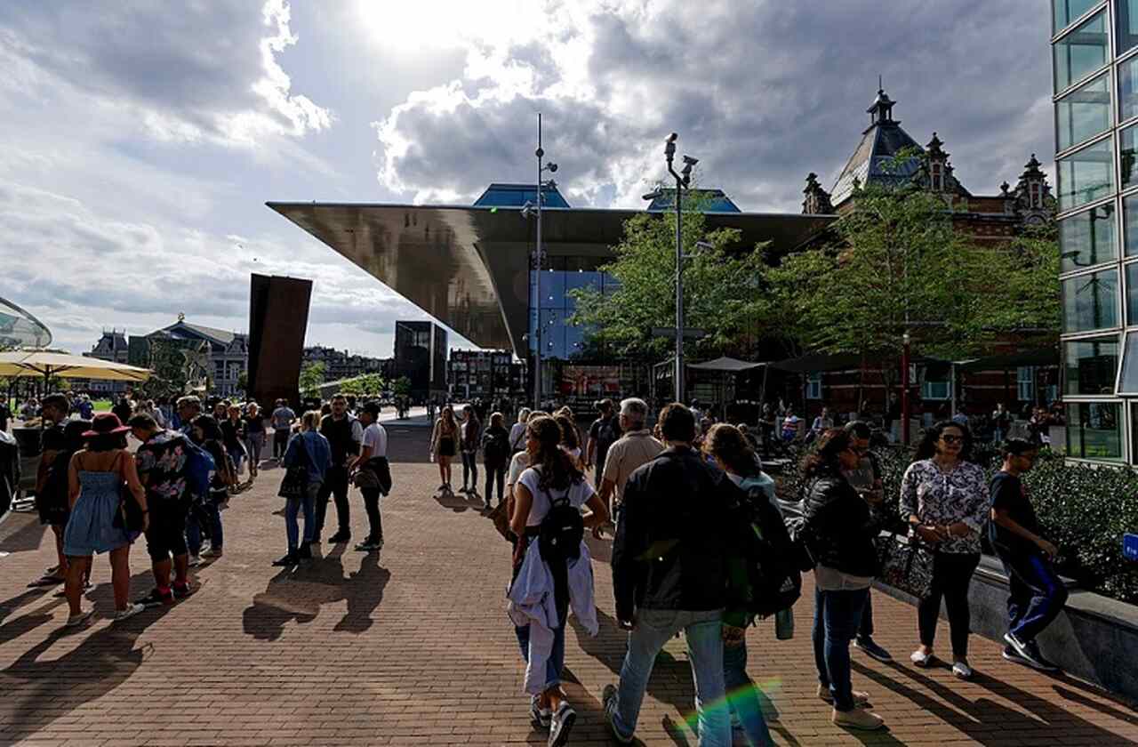 Museu Van Gogh (Van Gogh Museum) - Descrição: Inaugurado em 1973, o Museu Van Gogh abriga a maior coleção de obras de Vincent van Gogh, incluindo mais de 200 pinturas e 500 desenhos, oferecendo uma profunda visão da vida e obra do artista - Localização: Praça dos Museus (Museumplein) - Referências Históricas: Vincent van Gogh, um dos pintores mais influentes da história, viveu entre 1853 e 1890 - Txllxt TxllxT/Wikimedia