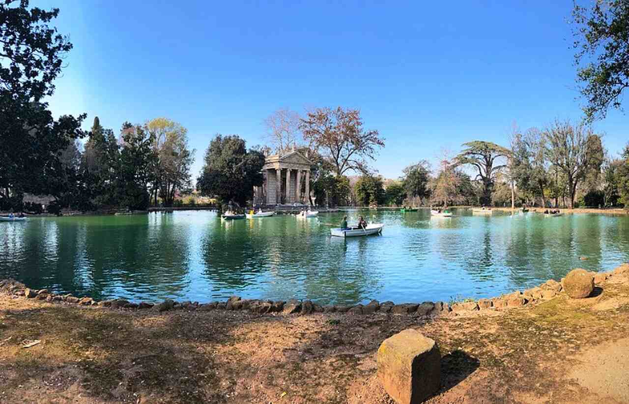 Villa Borghese (sÃ©culo XVII): Um extenso parque pÃºblico que inclui museus e jardins. A Galeria Borghese abriga obras de mestres como Caravaggio e Bernini-A Simple Rabbit/Wikimedia Commons