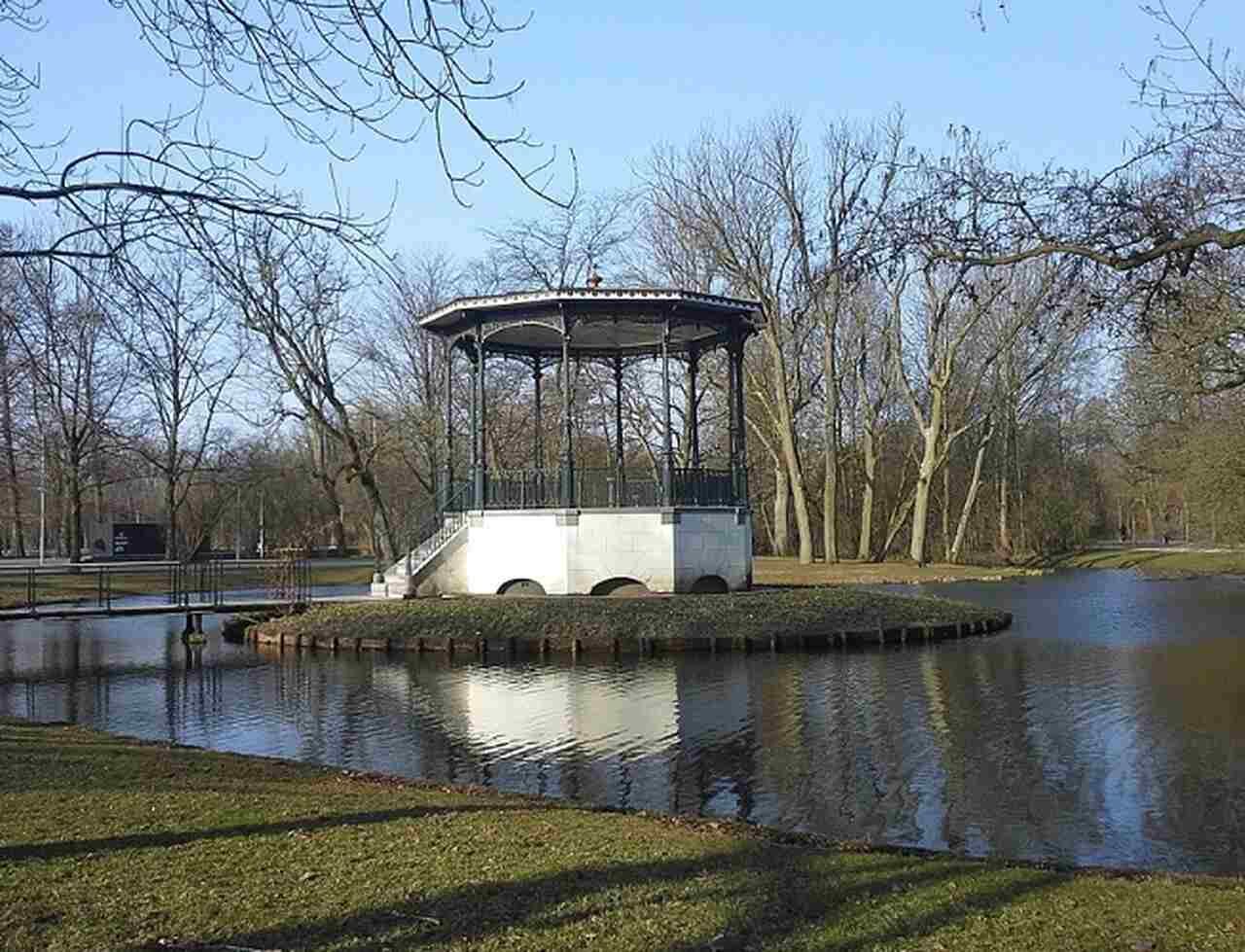 Vondelpark - Descrição: Inaugurado em 1865, o Vondelpark é o parque mais famoso de Amsterdã, popular entre moradores e turistas para passeios, piqueniques e eventos culturais ao ar livre - Localização: Distrito de Oud-Zuid - Referências Históricas: Nomeado em homenagem ao poeta e dramaturgo holandês Joost van den Vondel - Expatiatrix/Wikimedia Commons