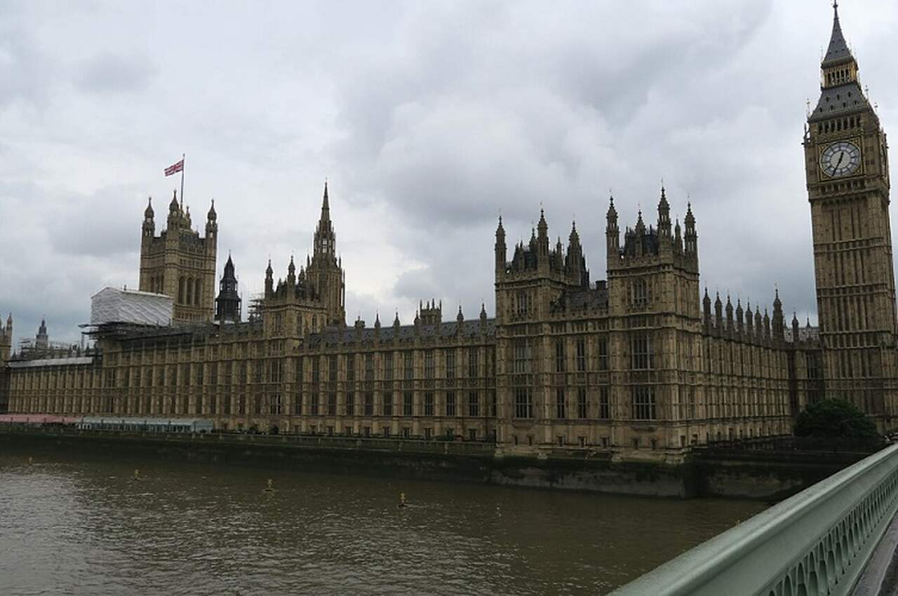 Houses of Parliament (Palácio de Westminster) - Descrição: Além do Big Ben, o Palácio de Westminster abriga a Câmara dos Comuns e a Câmara dos Lordes, sendo o centro do governo britânico. O edifício atual foi reconstruído após o grande incêndio de 1834 - Localização: Westminster - Referências Históricas: O site tem sido o centro do governo inglês desde o século XI.-Balise42/Wikimedia Commons