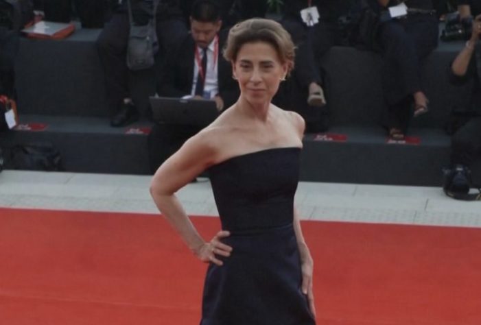 Fernanda Torres no tapete vermelho do Festival de Veneza