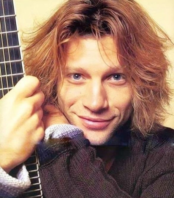 Nascido John Francis Bongiovi Jr. em 2 de março de 1962, em Perth Amboy, Nova Jersey, Bon Jovi se tornou o líder e vocalista da banda de mesmo nome, que fundou em 1983.
