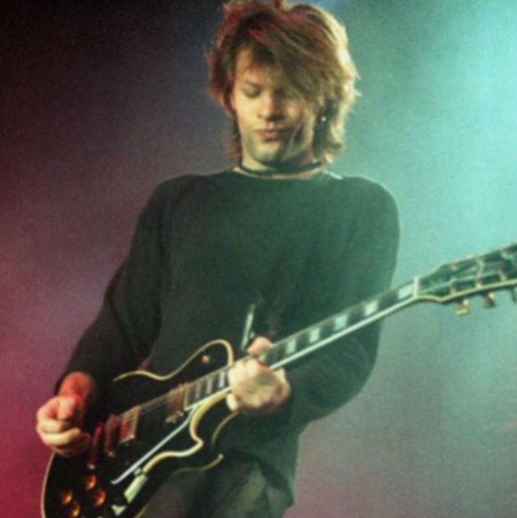 Ele cresceu em uma família de ascendência italiana e começou a tocar música na adolescência, formando, portanto, sua primeira banda quanto tinha apenas 13 anos.