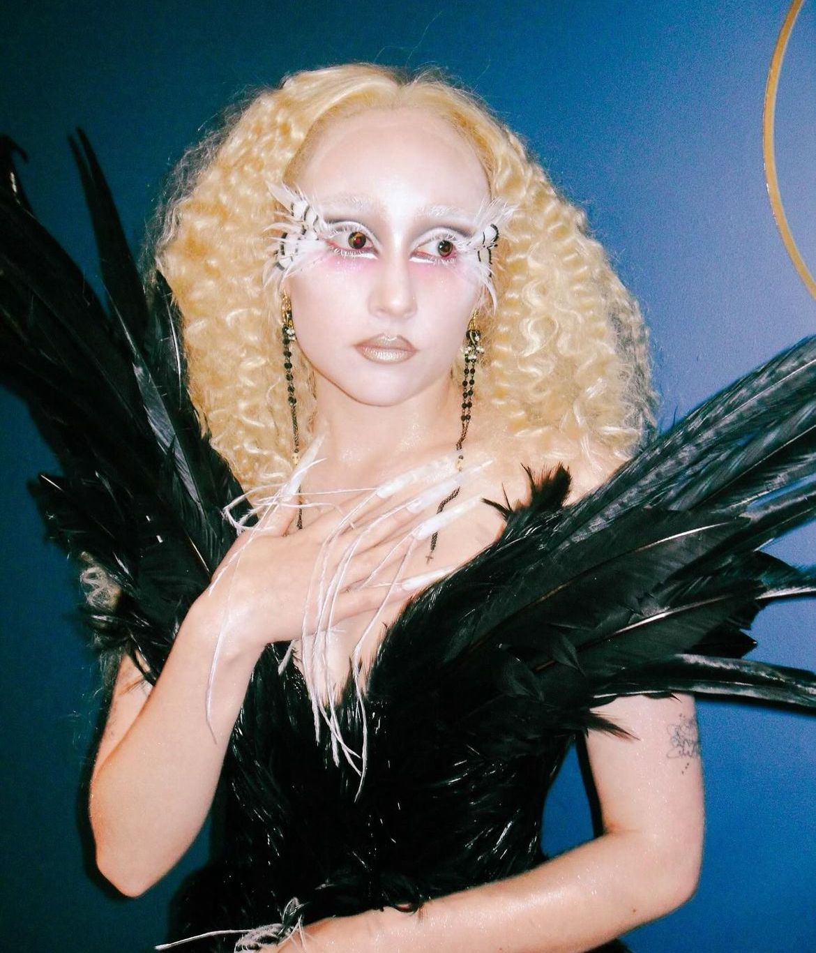 Ela Ã© conhecida por seus visuais extravagantes e inspirados no mundo do drag. Suas mÃºsicas transmitem mensagens de empoderamento e amor prÃ³prio, alÃ©m de celebrar a diversidade e a comunidade LGBTQIA+.-reproduÃ§Ã£o/instagram