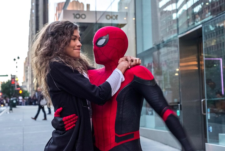 O ator também protagonizou o segundo filme solo do herói, “Homem-Aranha: Longe de Casa”, ambientado após os eventos de “Vingadores: Ultimato”, que acompanha uma viagem escolar pela Europa.
