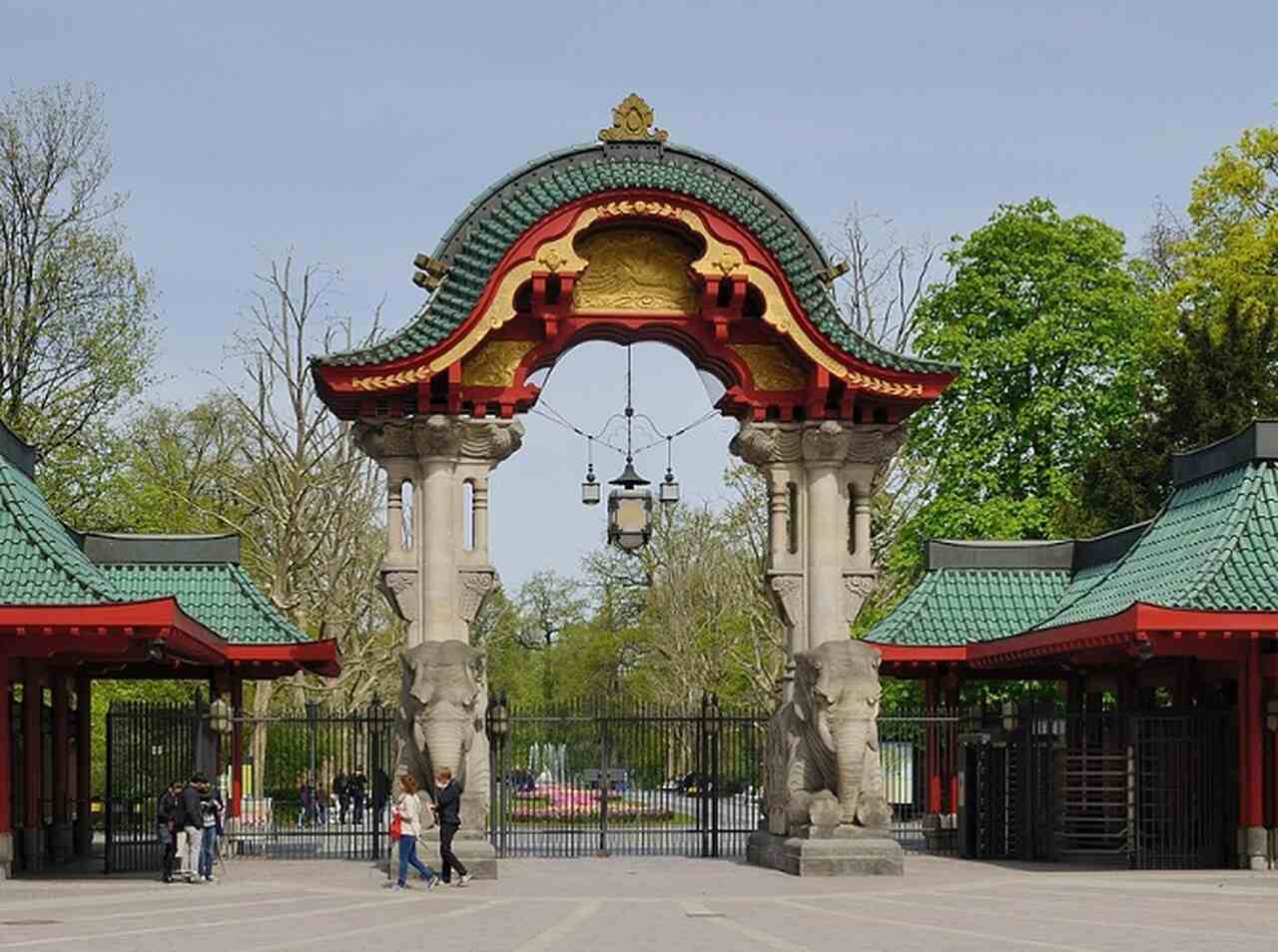 Jardim ZoolÃ³gico de Berlim (Zoologischer Garten Berlin) - DescriÃ§Ã£o: Fundado em 1844, Ã© o jardim zoolÃ³gico mais antigo da Alemanha e um dos mais diversos do mundo, abrigando mais de 20.000 animais de 1.400 espÃ©cies - LocalizaÃ§Ã£o: Tiergarten - ReferÃªncias HistÃ³ricas: O zoolÃ³gico foi severamente danificado durante a Segunda Guerra Mundial, mas foi reconstruÃ­do e continua a ser uma atraÃ§Ã£o importante