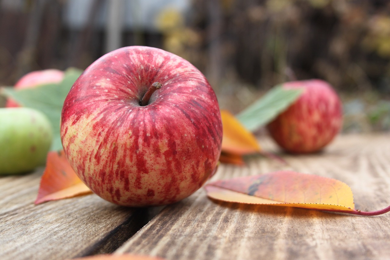 Muitas pessoas comem a maçã com a casca. Mas quem prefere descascar pode usar a casca para chá,  pois assim não desperdiçará seus nutrientes. A casca de maçã combina bem com especiarias, como canela e gengibre, criando uma bebida reconfortante e aromática. - Imagem de ?????? ?????????? por Pixabay
