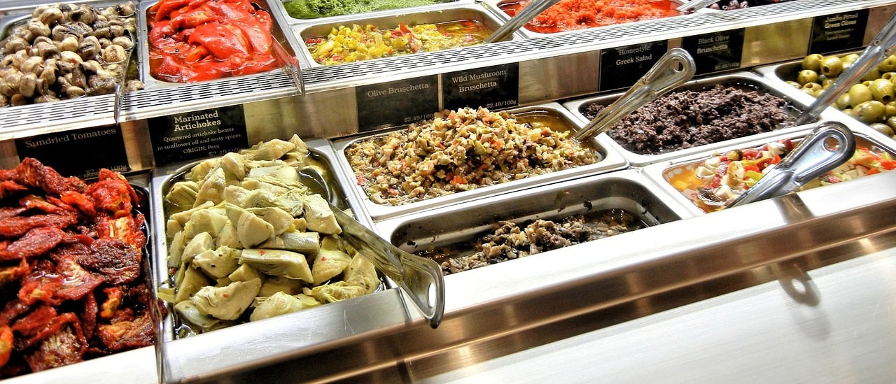 Também é preciso ter cautela com refeições de self-service e alimentos crus, como sushi, principalmente em locais de grande circulação como aeroportos. A falta de controle rigoroso de temperatura e higienização favorece a contaminação cruzada.